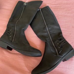 Daisy Fuentes size 9 black tall leather boots